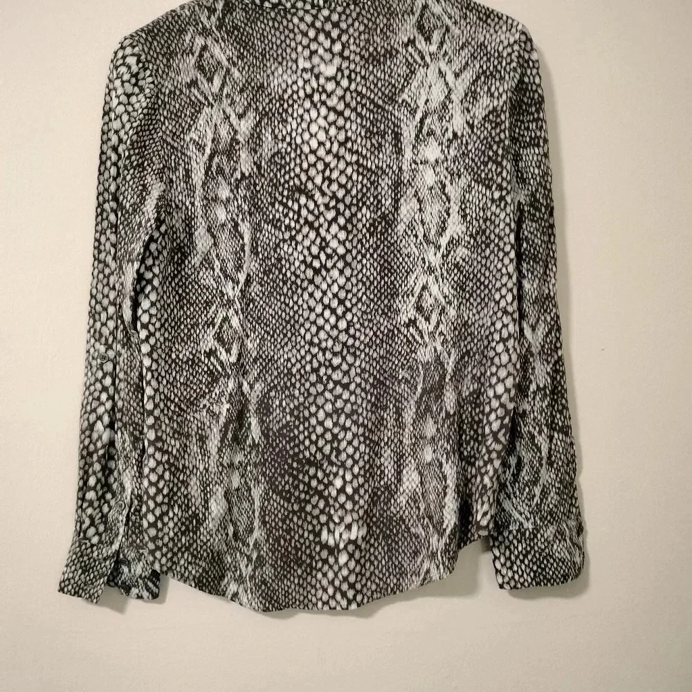 Soft Joie Sz SMALL Black Gray Snake Pattern Long Sleeves V Neckline Top - Picture 5 of 8